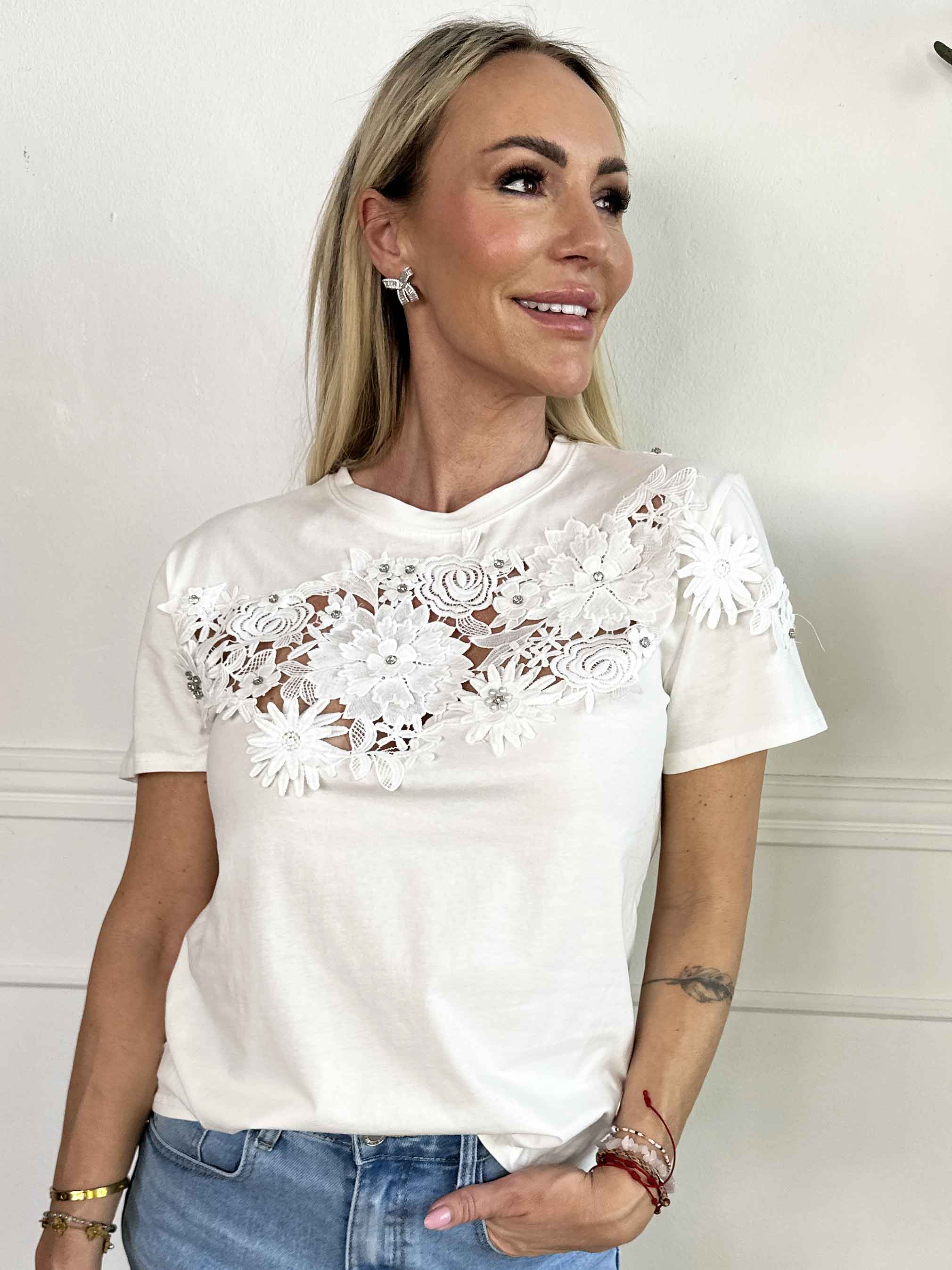 Selma - T-shirt i bomuld med broderet detaljer og similisten på brystet